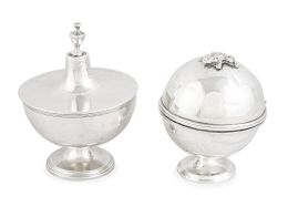 504.  Lote de caja de plata y bola jabonera de plata con marcas de Diego de la Vega y Torres, Córdoba, h. 1808.