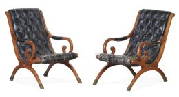 742.  Pareja de butacones en madera nogal tapizados en cuero capitoné.Trabajo inglés, h. 1900.
