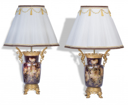 518.  Pareja de lámparas modernista de estilo oriental de porcelana esmaltada y metal dorado.Posiblemente trabajo francés, h. 1900.