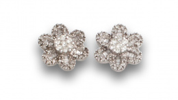 108.  Pendientes flores de baguettes y brillantes en oro blanco de 18K.