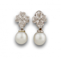 755.  Pendientes con flores de brillantes y perlas australianas colgantes en oro blanco de 18K.