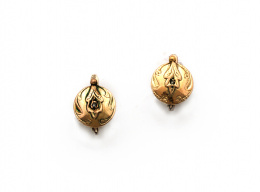 612.  Pendientes circulares con diamantito central y hojas grabadas, en oro amarillo de 18K.