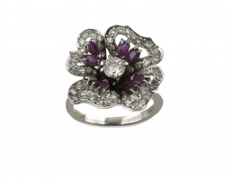 837.  Sortija flor de brillantes y rubíes con pétalos de perfil ondulado y un brillante central de 0,40 ct. aprox.
