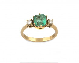 787.  Sortija con esmeralda colombiana de 0,90 ct aprox en talla cuadrada, flanqueada por dos brillantes.