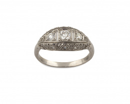 813.  Sortija Art-Decó con tres brillantes en marco geométrico elevado cuajado de diamantes, en montura de platino