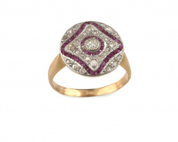 702.  Sortija Art-Decó con circulo de diamantes y rubíes calibrados en diseño geométrico,con un brillante en chatón central. En oro de 18K con frente de platino