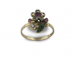 7.  Sortija S.XIX con flor de diamantes talla tabla, rubíes y esmeraldas, en oro de 18K 