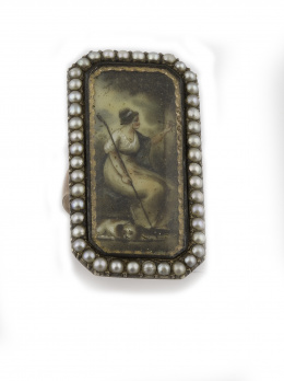 9.  Sortija lanzadera Imperio S.XIX con miniatura rectangular de dama enmarcada en perlas finas cubierta por cristal de roca