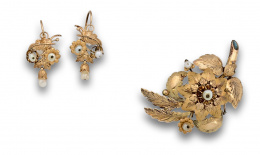 542.  Conjunto de broche y pendientes de flores s.XIX en oro de 18K con perlas de aljófar.