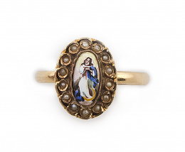 38.  Sortija lanzadera S. XIX con esmalte de Virgen orlado de perlas finas. 