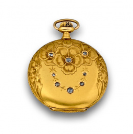 38.  Colgante de caja de reloj Art -Nouveau en oro de 18K y diamantes con diseño floral grabado,