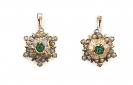 9.  Pendientes flor s.XIX con símil esmeralda central y perlitas como adorno de pétalos