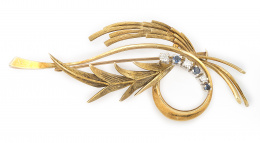 301.  Broche años 60 con ramas y bandas de oro mate y brillo con línea de brillantes y zafiros