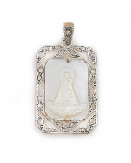 99.  Medalla colgante de pp. s.XX con Virgen tallada en nácar rodeada por marco calado de diamantes