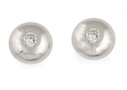 285.  Pendientes dormilonas de brillantes en botón redondo de oro blanco de 18K