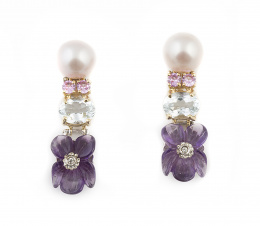 228.  Pendientes largos SANTAGOSTINO con perla de 9 mm, rosas de Francia, topacios y amatista tallada en forma de flor