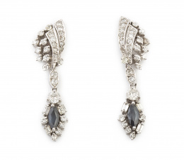 282.  Pendientes largos de brillantes a modo de abanico, con zafiro navette colgante orlado de brillantes diamantes talla baguette 