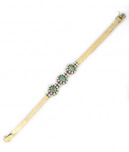 303.  Pulsera con centro de tres esmeraldas orladas de brillantes unidas por parejas de brillantes