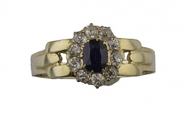392.  Sortija con zafiro oval sintético orlado de brillantes de talla antigua que suman 0,40 ct aprox  