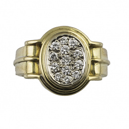 394.  Sortija tipo sello con pavé de brillantes en montura ancha de oro amarillo de 18K