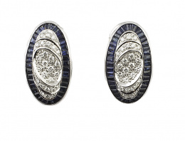 326.  Pendientes ovalados B&C GIOIELLI con pavé de brillantes orlado de zafiros calibrados en montura de oro blanco de 18K