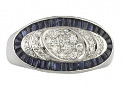 328.  Sortija ovalada B&C GIOIELLI con pavé de brillantes orlado de zafiros calibrados en montura de oro blanco de 18K