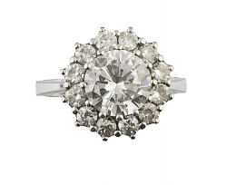 576.  Sortija con un brillante central de 2,20 ct aprox orlado de brillantes 