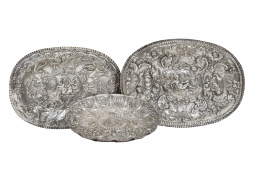 555.  Bandeja de plata en su color de decoración repujada con tornapuntas, hojas y un niño en el asiento, S. XVIII .