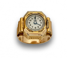 574.  Sortija chevalier años 40 con reloj en oro de 18K en montura con decoración geométrica.