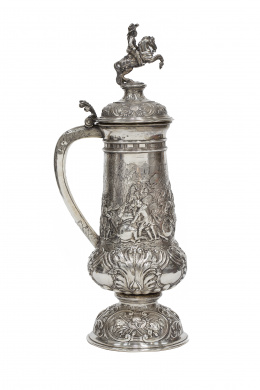 370.  Tankard historicista de plata, con decoración, relevada, cincelada y repujada, con una escena de batalla. Con marcas.Trabajo alemán, posiblemente Hanau, ffs. del S. XIX.