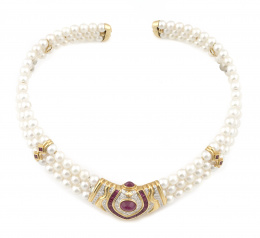 820.  Gargantilla flexible de tres hilos de perlas cultivadas con centro de rubíes cabuchón y calibrados combinados con brillantes.