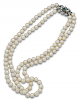 567.  Collar años 30 de dos hilos de perlas cultivadas chocker de 9 mm con cierre de brillantes y esmeralda central años 30.