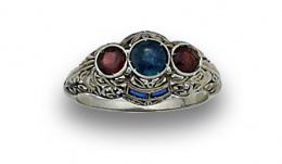 552.  Anillo Art-Decó con zafiro entre dos rubíes redondos en montura calada de platino.
