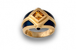591.  Sortija ancha con esmalte azul y citrino romboidal central con cabuchones de zafiro a los lados. En oro amarillo de 18K .