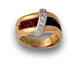 596.  Sortija con esmalte rojo y azul y línea oblicua btes ; En oro de 18K.
