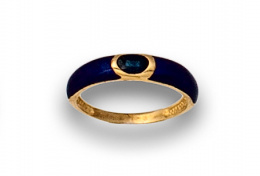 88.  Anillo con zafiro oval y esmalte azul ,en oro amarillo de 18K.