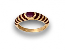 667.  Sortija con rubí oval y bandas de esmalte rojo en oro de 18K.