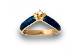 663.  Sortija de frente angular con brillante central y esmalte azul en oro de 18K.