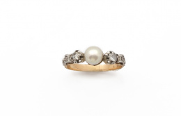 613.  Sortija años 30 con perla cultivada flanqueada por dos diamantes y con diamantes en los brazos de la montura.