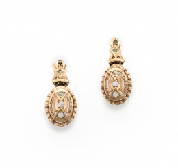 609.  Pendientes con óvalos colgantes de piezas en forma de arbolito; con zafiros blancos en oro de 18K.