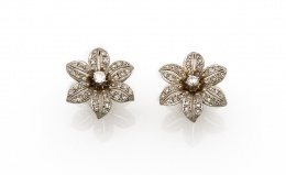 659.  Pendientes flor con pétalos calados y cuajados de diamantes, y brillante central.