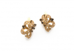 610.  Pendientes de pp s.XX con bandas entrelazadas de zafiros blancos en oro de 18K.