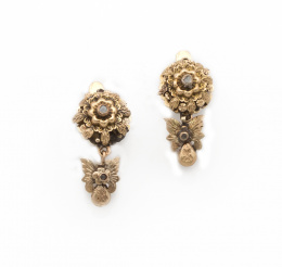 592.  Pendientes s.XIX con flor y mariposa colgante adornados con diamantes.