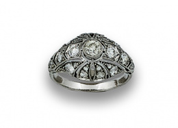 52.  Sortija bombée años 30 de platino con diamantes en líneas caladas y brillante de talla antigua en chatón y línea central.