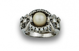 94.  Sortija con perla cultivada y brillantes alrededor y en los brazos de la montura.
