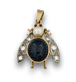 81.  Colgante de abeja con cuerpo de cuarzo aventurinado azul y perla y alas de brillantes ;en oro de 18K.