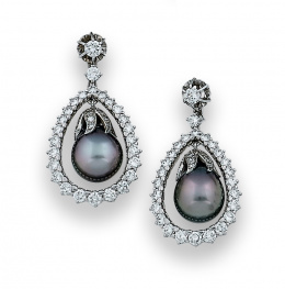 650.  Elegantes pendientes largos de brillantes, con perillas de perlas de Tahití colgantes en el interior de orla de gota de brillantes. En oro blanco de 18K.