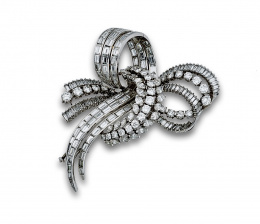 895.  Importante broche lazo de diamantes talla brillante, baguette y navette combinados, que suman 25,25 ctes.
