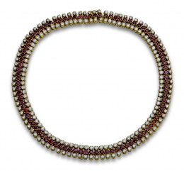 195.  Collar rivière de rubíes entre dos bandas de brillantes con montura de garras articuladas de oro de 18k.