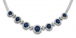 880.  Collar con siete centros de zafiros cabuchón orlados de brillantes de tamaño creciente hacia el centro.